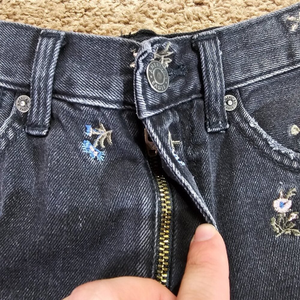American Eagle Jean Shorts Womens 2 Black Mom Short Floral Embroidered Denim - Picture 3 of 9